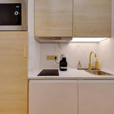 * Cozy & Renovated Studio In * *