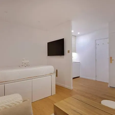* Cozy & Renovated Studio In * * Paříž